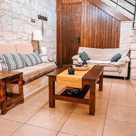 Magdalous House בית כפרי