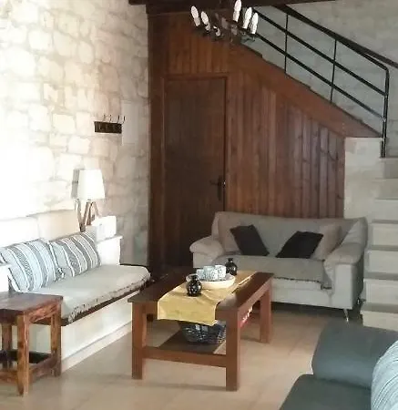 Gospodarstwo wiejskie Magdalous House Arsos